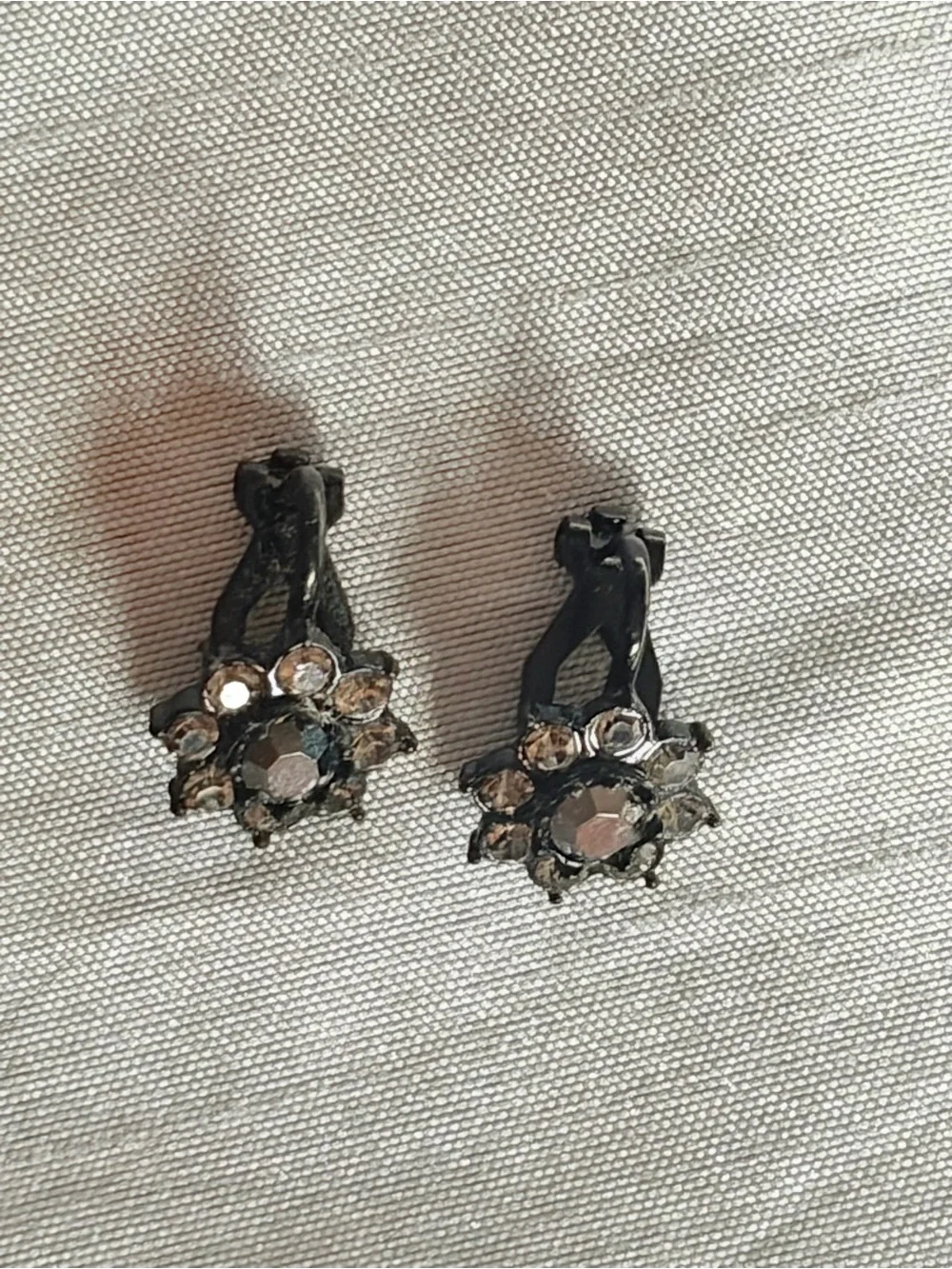 Women's Flower Stud Fashion Earrings Rhinestones Gun Metal Gray Unbranded